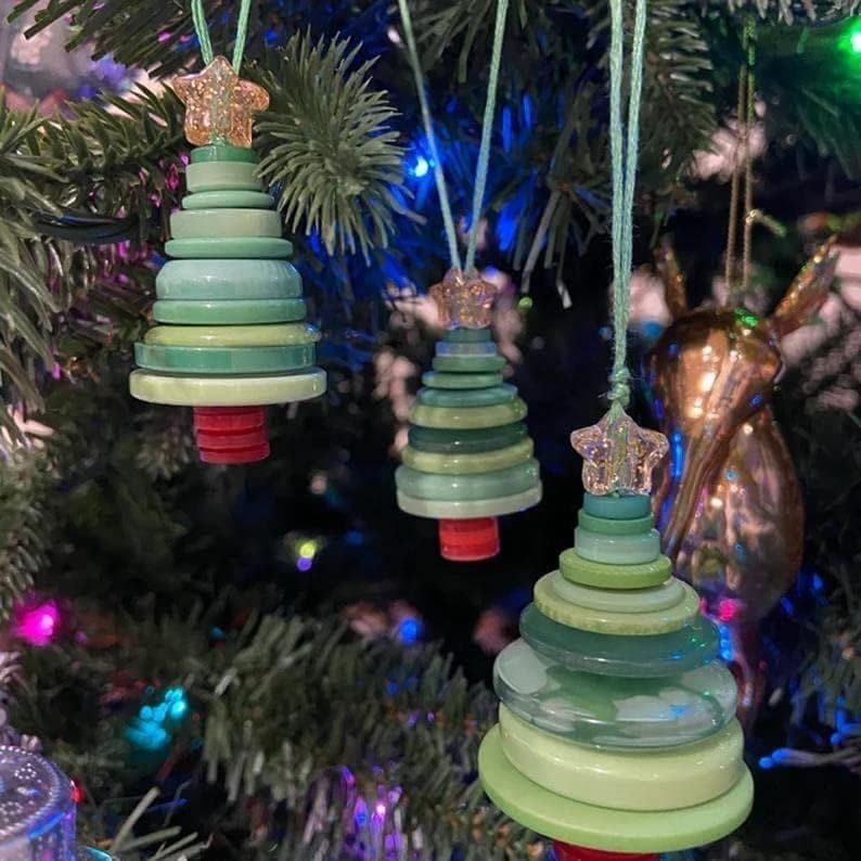 הכינו כפתור משלכם ערכת עץ חג המולד - עץ חג המולד של DIY וקישוטים של כפתור איש שלג, כפתור קישוטים לחג
