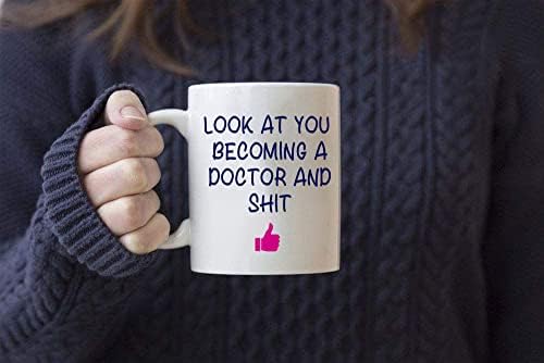 מתנת ספל קפה מצחיקה, תראה אותך הופך לרופא וחרא, סטודנט לתואר שני בבית הספר, מתנה לחבר רופא - לבן 11